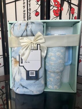 Lumiere Lane Floral Plush Throw Blanket & Matching Blue Travel Mug Gift Set
